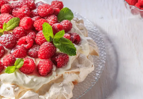 Jak zrobić domowy tort bezowy z mascarpone? Łatwy przepis