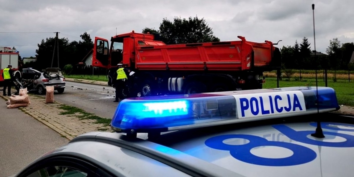 Małopolska. W Świniarsku pod Nowym Sączem doszło do śmiertelnego wypadku z udziałem auta osobowego i ciężarówki. Nie żyje 21-letni kierowca.