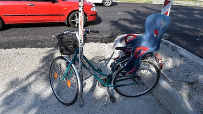 A zebrán ütötték el a biciklijét toló 47 éves asszonyt – Fotók a helyszínről 