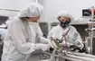 Naukowcy NASA otwierający próbkę z Księżyca