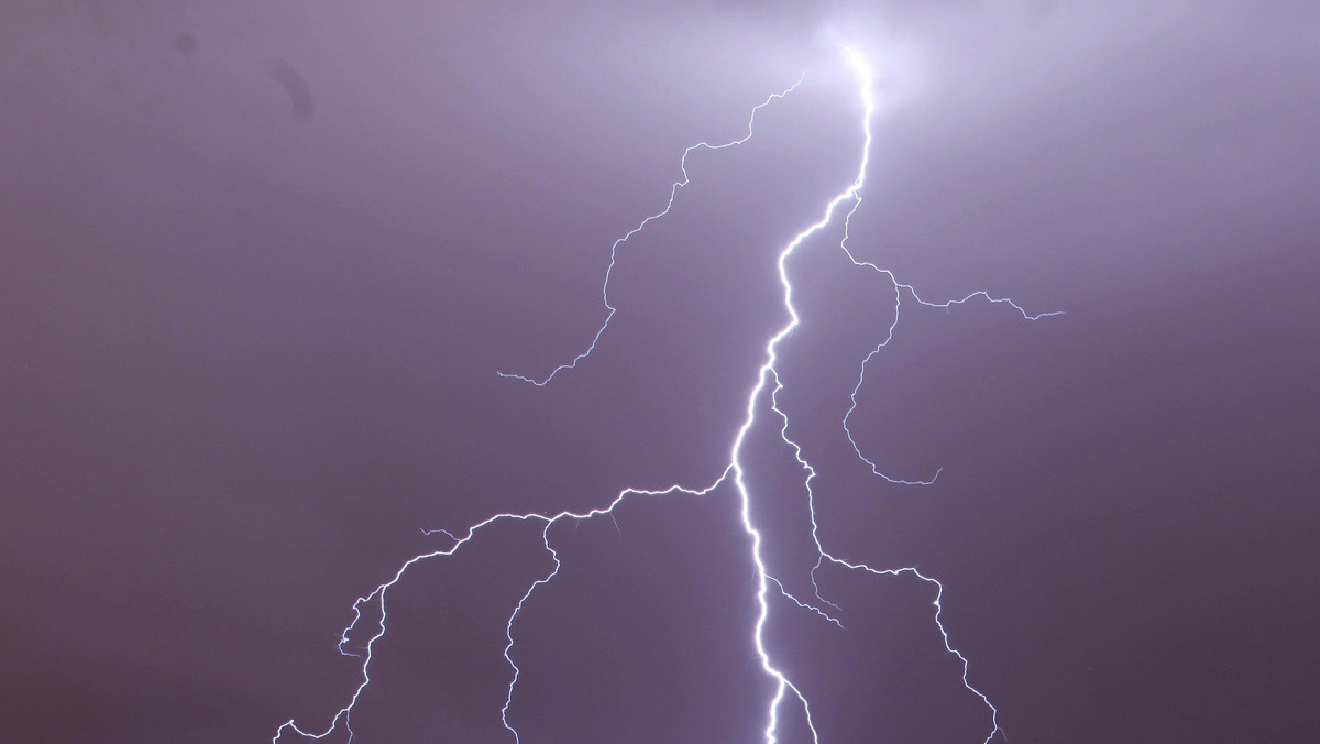 W kilku województwach trwa usuwanie skutków nawałnic. Zapowiadane są kolejne burze i gwałtowne deszcze. Spodziewane jest wezbranie rzek. Jak informuje IMGW, w ciągu najbliższej doby w wyniku prognozowanych opadów deszczu i burz możliwy jest gwałtowny wzrost poziomu wód z przekroczeniem stanów ostrzegawczych, a lokalnie stanów alarmowych.