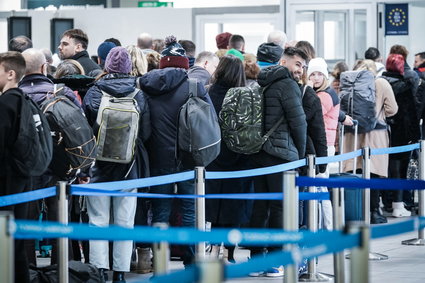 Trzy kraje zmieniają zdanie w sprawie covid. Wprowadzają kontrole dla podróżnych z Chin