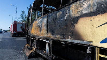 Előzés közben történt meg a baj: legalább húszan meghaltak egy buszbalesetben