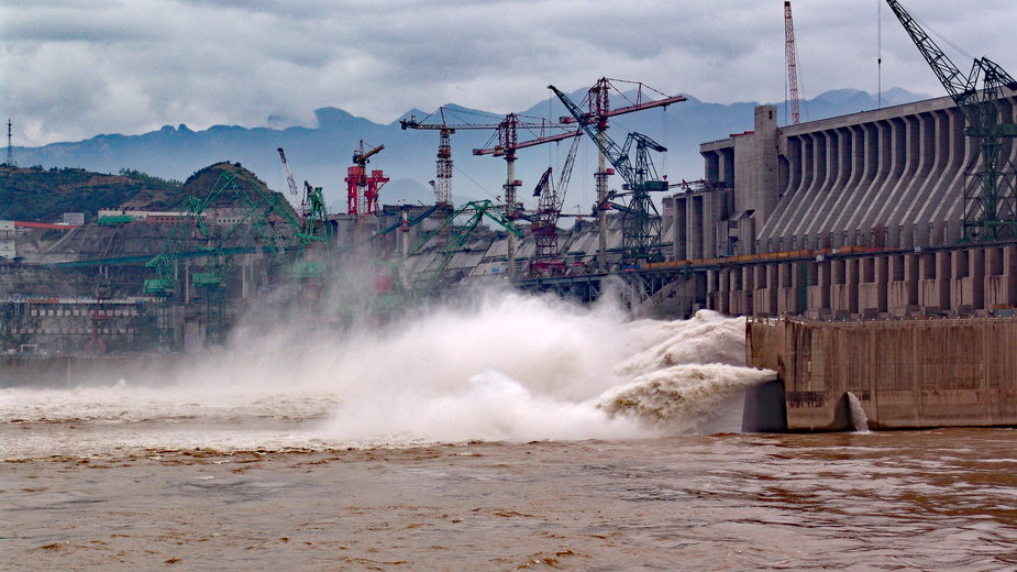 Tama Trzech Przełomów na rzecze Jangcy. Energia z elektrowni wodnej stanowi odnawialne źródło energii. Jednocześnie budowa tamy zmieniła radykalnie okoliczny ekosystem