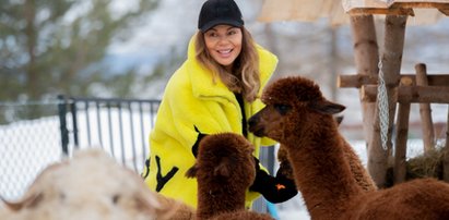 Edyta Górniak w żółtym futerku mizia alpaki na Podhalu [ZDJĘCIA]