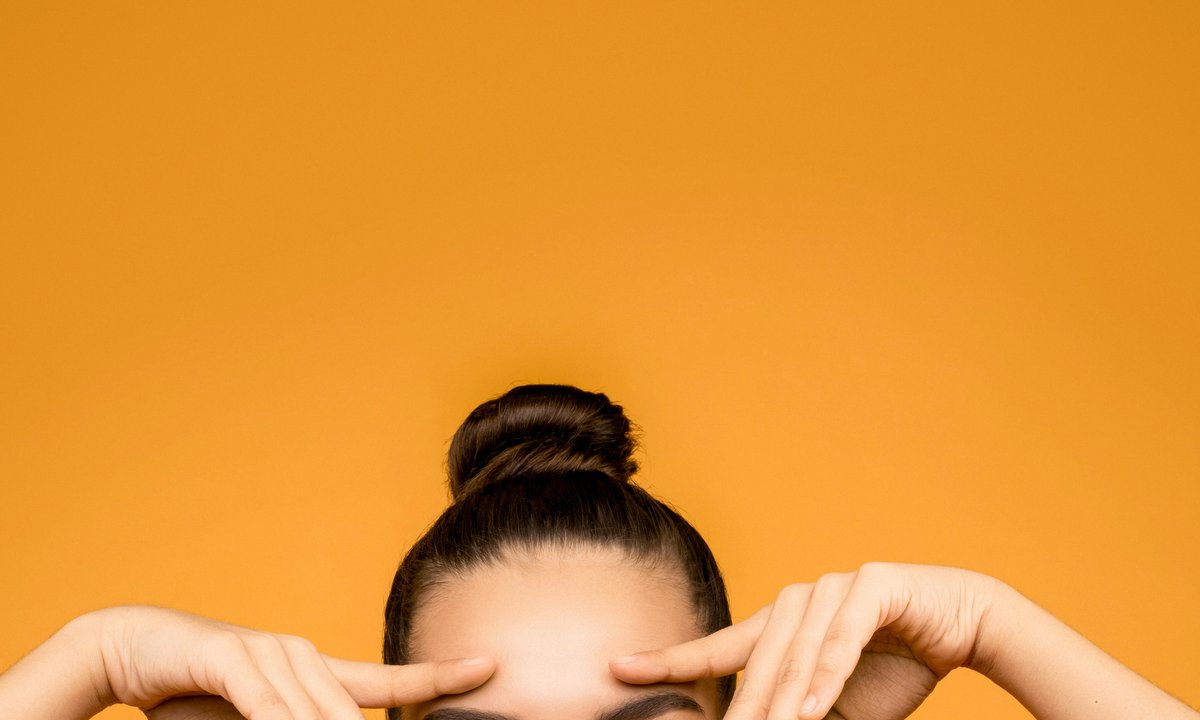 Trzy kremy pod oczy z chłodzącym aplikatorem, których zakupu nie pożałujesz. Zmarszczki, opuchlizna i sińce gwałtownie znikają