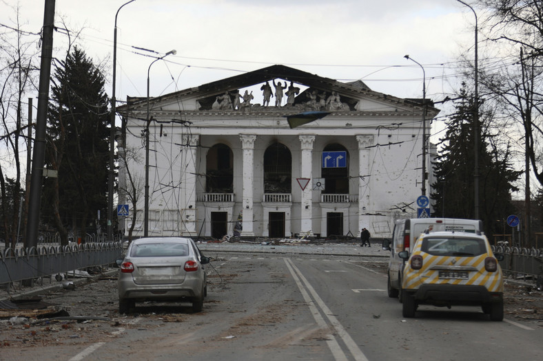 Fasada zniszczonego Teatru Dramatycznego w Mariupolu