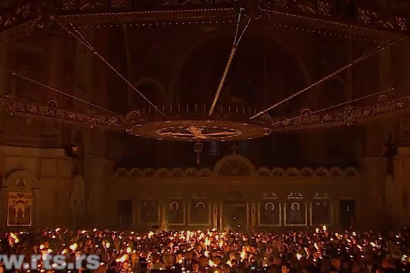 DELJENJE BLAGODETNOG OGNJA U HRAMU SVETOG SAVE Arhijerej upalio prvu sveću pre ponoćne liturgije