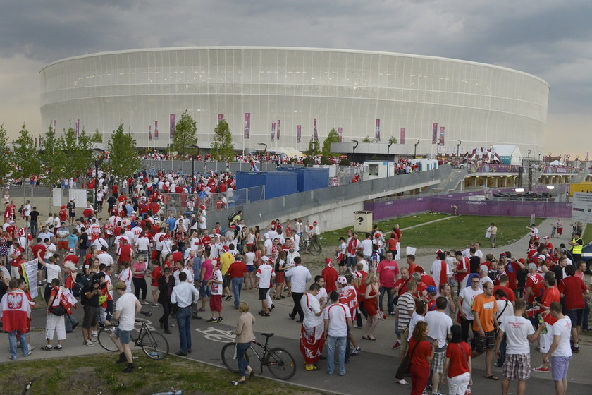 Tłumy ludzi przed Stadionem Miejskim we Wrocławiu