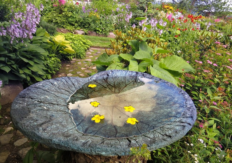 Kamienne poidło dla ptaków i pszczół