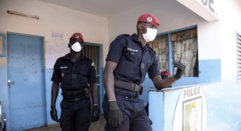 Les policiers portent des masques au milieu des inquiétudes concernant la propagation du coronavirus COVID-19 le 24 mars 2020. Photo VOA