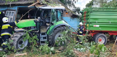 Ciągnik ze zbożem zrujnował chatkę pana Mirosława. Traktor zaparkował w moim pokoju