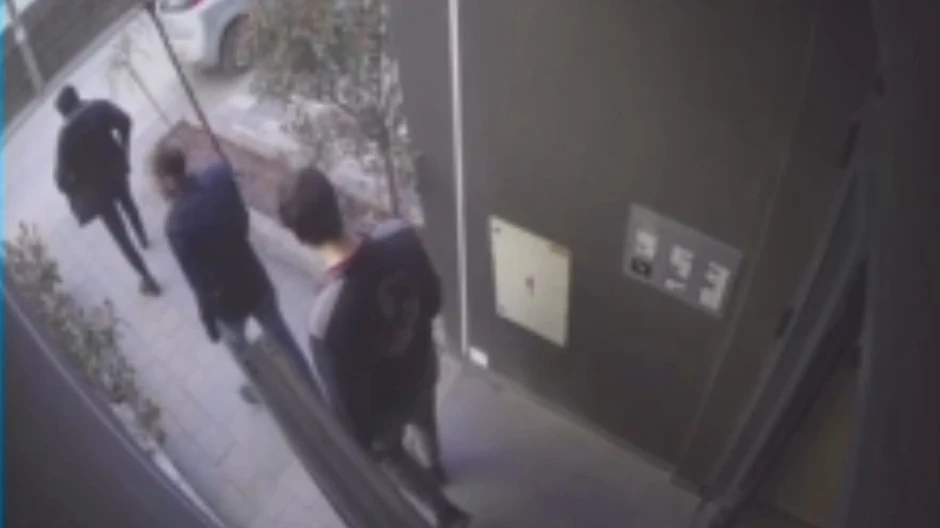 Osumnjičeni za ubistvo su išetali iz zgrade nakon zločina