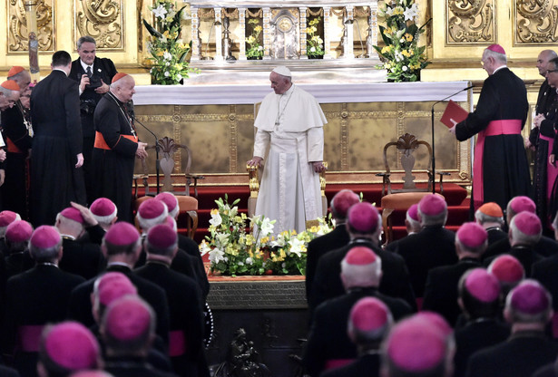 Papież Franciszek, metropolita krakowski, kardynał Stanisław Dziwisz i przewodniczący KEP abp Stanisław Gądecki, podczas spotkania papieża z polskimi biskupami