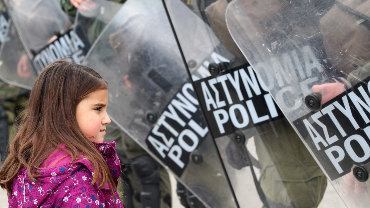 Protesty przeciw programowi dalszych cięć i reform trwają w dzisiaj, drugi dzień z rzędu, w Grecji. W Atenach według policji zebrało się prawie 3,5 tys. osób, w Salonikach - około 4 tys. Protesty są częścią strajku generalnego zwołanego przez związki zawodowe.