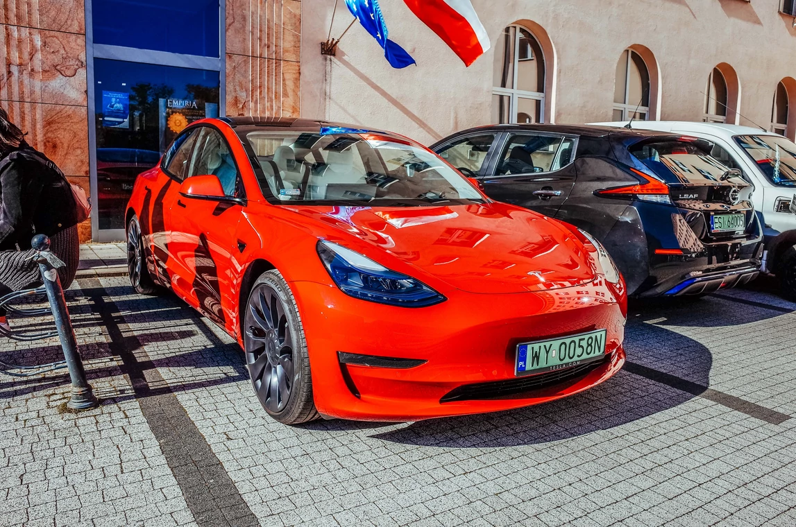 W 2021 r. najpopularniejszym nowym "elektrykiem" była Tesla Model 3