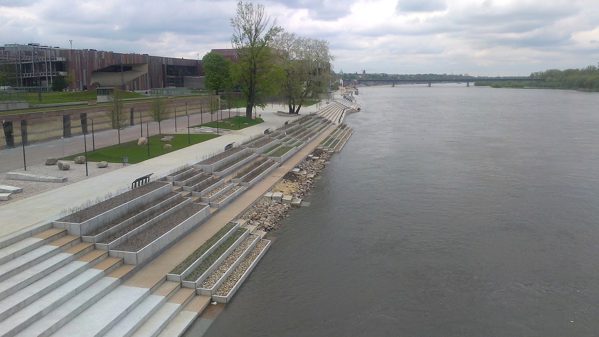 Wodny plac zabaw, plenerowa scena, plaża, tarasy osłonięte pergolami, nowa ścieżka rowerowa – to niektóre z elementów kolejnego wyremontowanego fragmentu bulwarów wiślanych w Warszawie. Wykonawca zakończył właśnie prace na pierwszym z dwóch nowych odcinków. Teraz trwają odbiory techniczne.