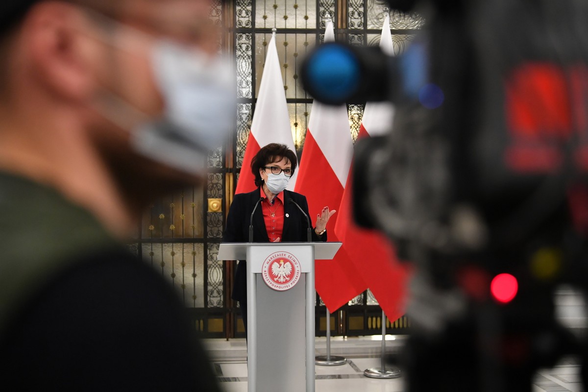 Opozycja uważa, że PiS pozoruje dialog w sprawie walki z pandemią. Na zdj. Elżbieta Witek.
