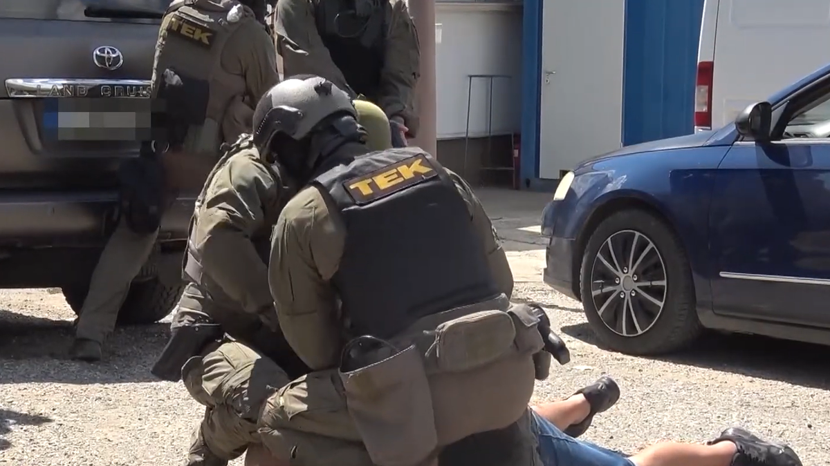 Tömegverekedés és lövöldözés Ercsiben: két család felfegyverkezve esett egymásnak, már 15 ember őrizetben – Videón, ahogy a TEK lecsap rájuk