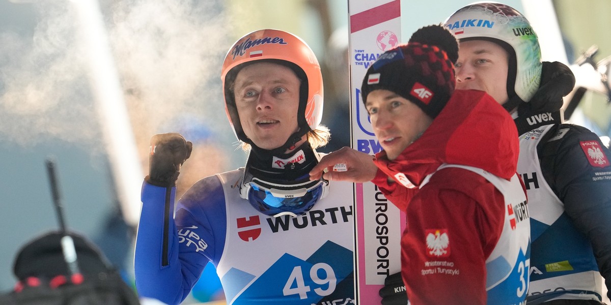 Oczywiście Kamil Stoch cieszy się z medalu Dawida, ale... Jednak on sam był tak bardzo blisko podium. 