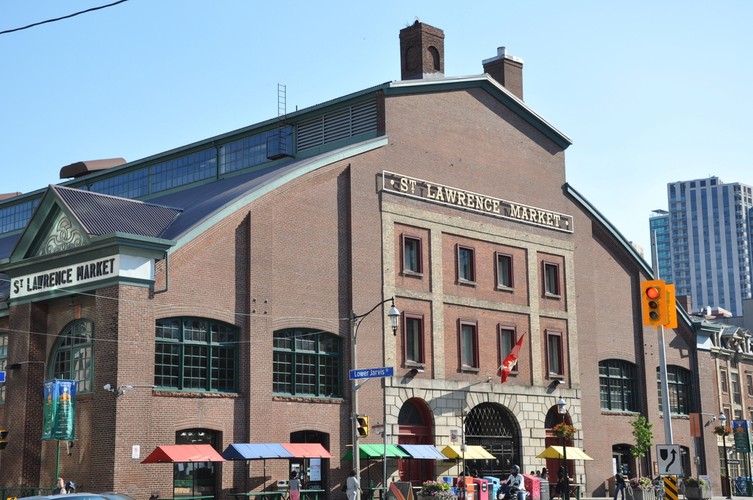 Obecny budynek targu pochodzi z 1905, a jego fasada zachowała widoczny ślad wchłoniętego budynku magistratu z 1845. Dziś w pomieszczeniach na piętrze, gdzie niegdyś odbywały się zebrania radnych, mieści się muzeum miasta.