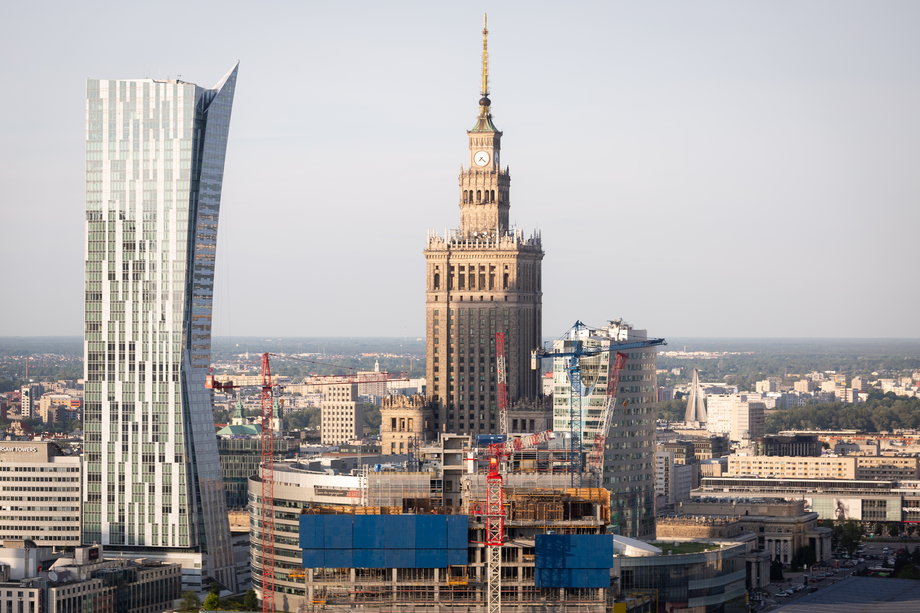 Panorama Warszawy. Po lewej apartamentowiec Złota 44