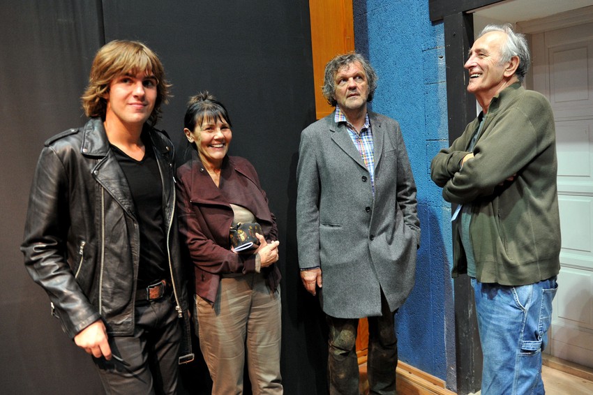 Janko, Maja i Emir Kusturica u društvu pozorišnog reditelja Mladena Materića