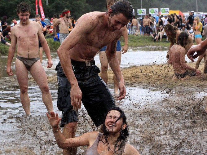 Inauguracyjne taplanie w błocie.
