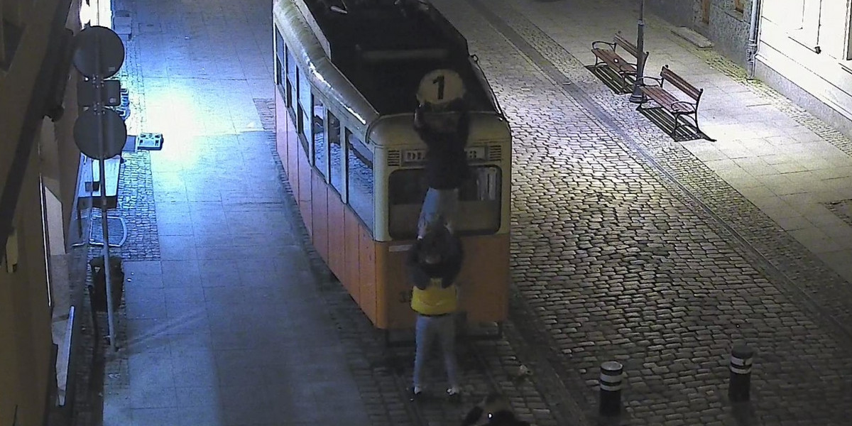 Bydgoszcz. Wandale zniszczyli zabytkowy tramwaj. Policja opublikowała film.