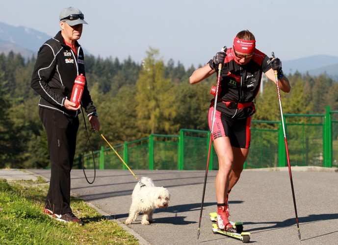 Żar leje się z nieba, a Justyna Kowalczyk przygotowuje się do zimy