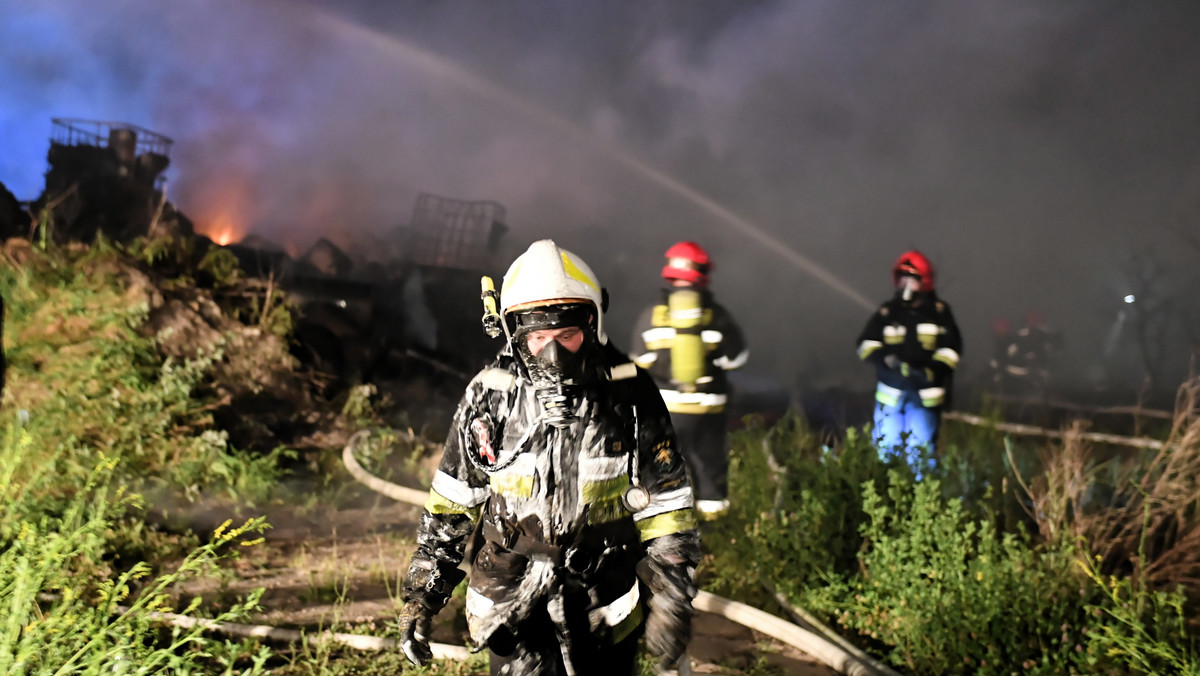 Pożar składowiska chemikaliów miejscowości Wszedzień k. Mogilna, który wybuchł wieczorem, został rano ugaszony i obecnie trwa jego dogaszenie - poinformowała straż pożarna.