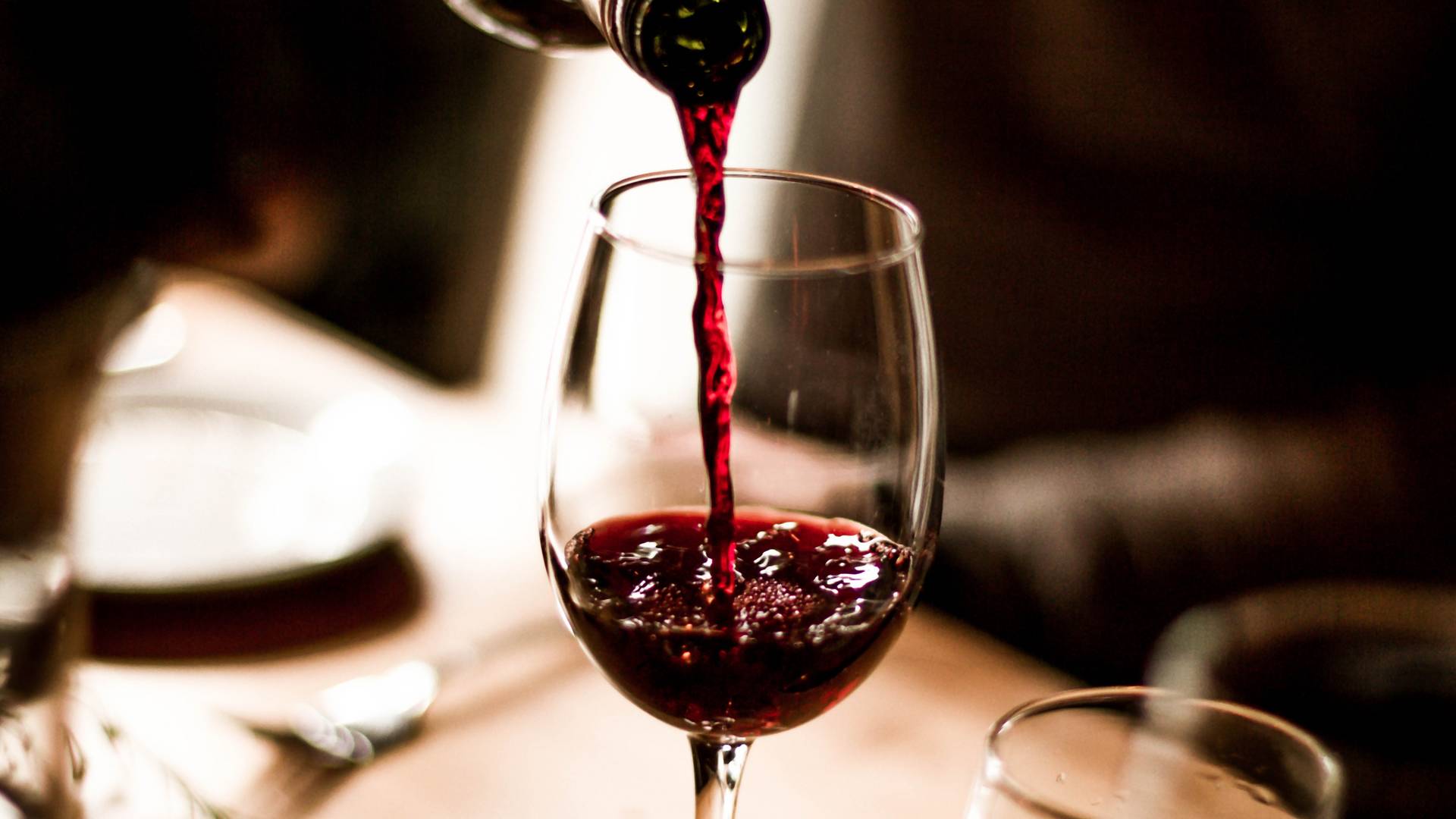 Czerwone wino chroni przed próchnicą i brzydkim zapachem z ust - to oficjalne