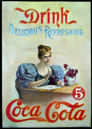 Asa Candler, który w 1893 roku przejął Coca-Colę, rozpoczął ostrą kampanię marketingową promującą markę. Pierwsze oficjalne hasło reklamowe  1904 roku Coca-Coli brzmiało: „Coca-Cola smaczna i orzeźwiająca”.  Nowy napój podbił Stany Zjednoczone, a w 1906 roku Coca-Cola rozpoczęła ekspansję poza USA. Napój trafił na Kubę i do Panamy. Zdjęcie: Jedna z pierwszych reklam Coca-Coli