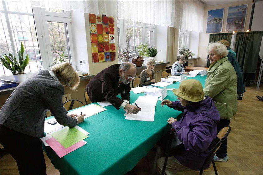 Wyborczy kretynizm. Pieczętują dokumenty, by zerwać pieczęcie