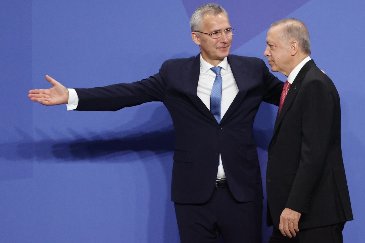 epaselect epa10040555 NATO's Secretary General, Jens Stoltenberg (L), greets Turkish President, Recep Tayyip Erdogan, shortly before they pose for a family photo during the first day of the NATO Summit at IFEMA Convention Center, in Madrid, Spain, 29 June 2022. Heads of State and Government of NATO's member countries and key partners are gathering in Madrid from 29 to 30 June to discuss security concerns like Russia's invasion of Ukraine and other challenges. Spain is hosting 2022 NATO Summit coinciding with the 40th anniversary of its accession to NATO. EPA/Brais Lorenzo Dostawca: PAP/EPA.