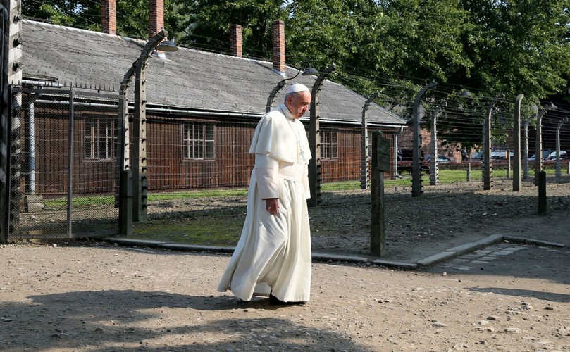 Papież Franciszek na terenie byłego obozu zagłady Auschwitz-Birkenau