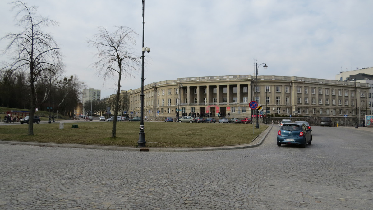 Jeden z głównych placów Białegostoku zmienia nazwę. Radni podjęli uchwałę, w której zmieniają nazwę Placu Uniwersyteckiego na Plac Niezależnego Zrzeszenia Studentów. Przy okazji pokłócili się, kto jest inicjatorem tej uchwały.