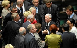 PiS tłumaczy posłom, co mają mówić: Tusk to kłamca, a Komorowski siedzi w pałacu pod żyrandolem