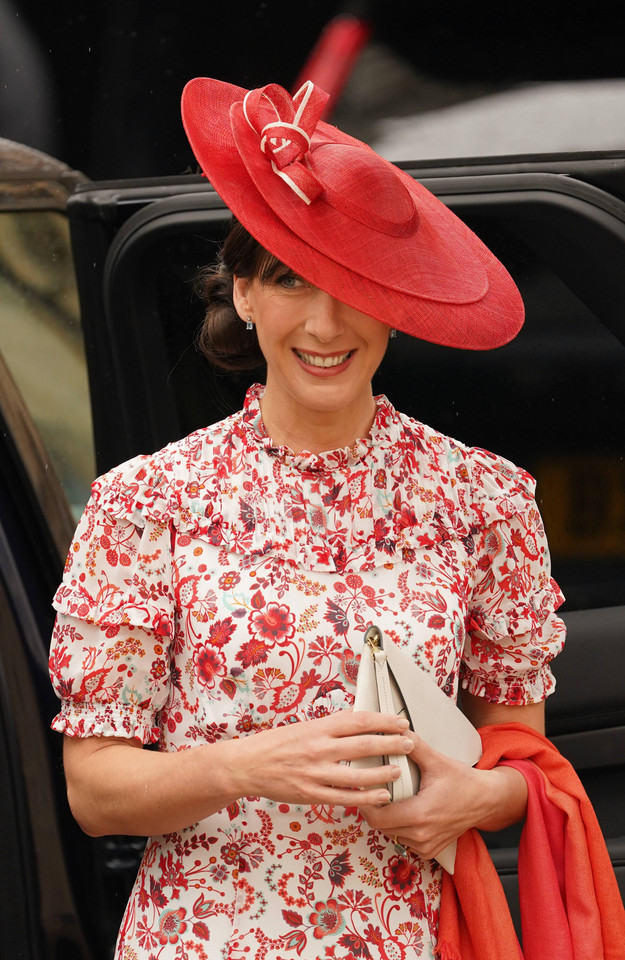 Samantha Cameron, żona byłego premiera Wielkiej Brytanii, w czerwonym kapeluszu 