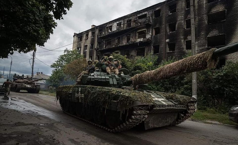 Czołg T-72AV podczas ukraińskiej kontrofensywy w Charkowie w 2022 r.
