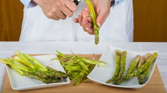 Zielonych szparagów nie trzeba gotować. Zrób z nich wstążki i dodaj do sałatki