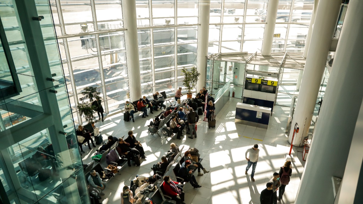 Parlamentul European aprobă noi reguli pentru drepturile pasagerilor. Ce se schimbă la rambursări și biletele de avion