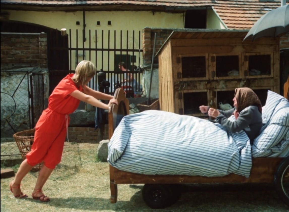 Veronika Kánská ako Blažena a Erna Červená ako mama Škopkovej vo filme Slunce, seno, jahody. 