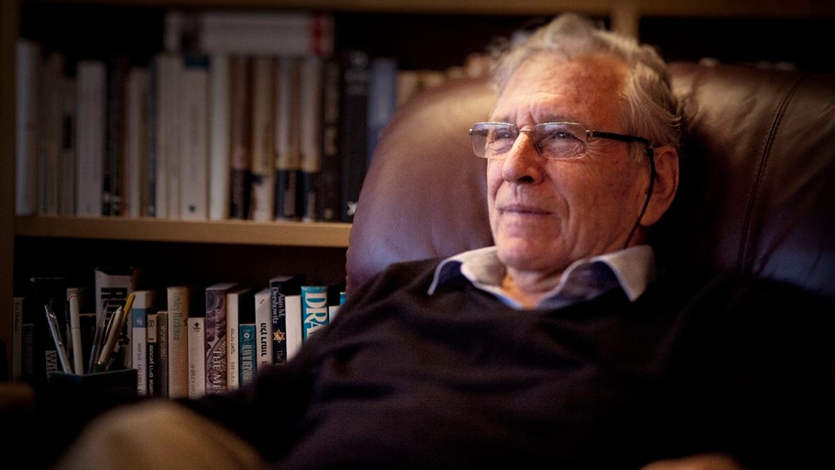 Amos Oz uznawany jest za najwybitniejszego żyjącego pisarza izraelskiego, wymienia się go jako jednego z faworytów do otrzymania literackiej Nagrody Nobla. 7, 8 i 27 maja w Teatrze Żydowskim w Warszawie zobaczymy adaptację sceniczną jego powieści "Dotknij wiatru, dotknij wody" w reżyserii Karoliny Kirsz.