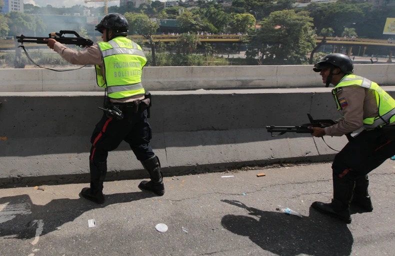 Policija ispaljuje gumene metke na demonstrante