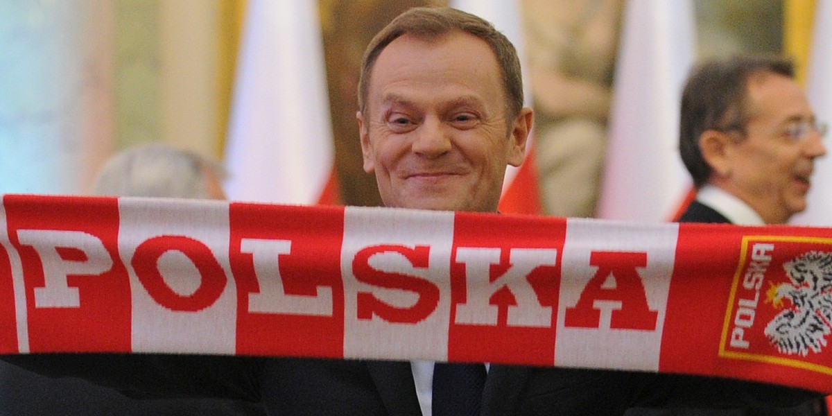 donald tusk z szalikiem