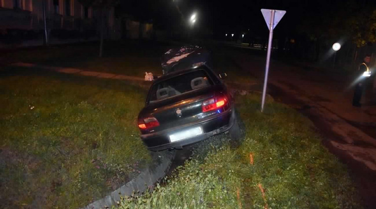 Az autó a vízelvezető árokba sodródott. Fotó: police.hu