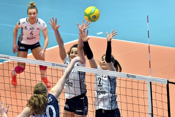 Siatkarki drużyny Grupa Azoty Chemik Police Marlena Kowalewska (L), Iga Wasilewska (2P) i Martyna Grajber (P) oraz Samanta Fabris (2L) z zespołu Dynamo Kazań podczas meczu drugiego turnieju grupy E Ligi Mistrzyń