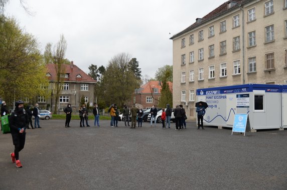 Kolejka do punktu szczepień w Szczecinie