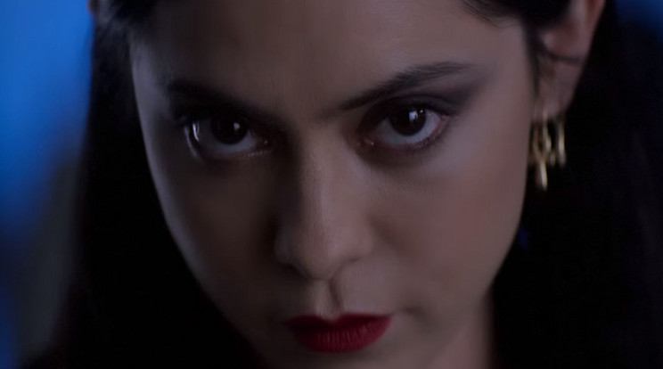 Rosa Salazar egyszerre sérülékeny művész és bosszúálló femme fatale a sorozatban / Fotó: Netflix